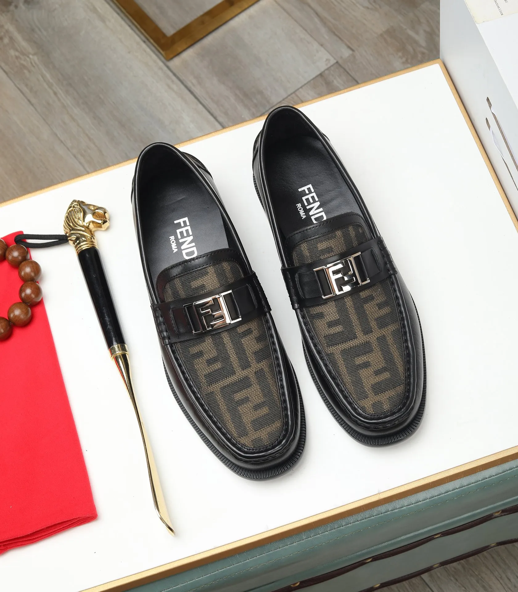 Men's shoes 💰580 (high-end, full cowhide) FENDI Fendi high-end formal leather shoes, original Italian imported cowhide surface + cowhide lining, original hardware, I believe you will be impressed from the first time you see it. The avant-garde atmosphere can no longer fully interpret its elegance. AAA grade rubber outsole, super comfortable. Original counter last, ensuring its original version and quality. The simple upper ensures its comfort and breathability. A pair of truly good shoes has its own unique soul, famous quality, regular size 38-44 (45 46 customized)